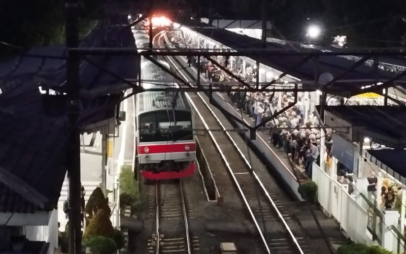 KRL dengan nomor KA 1048B relasi Manggarai-Bogor mengalami gangguan di Stasiun Lenteng Agung, Jakarta Selatan, Jumat (27/12/2024).