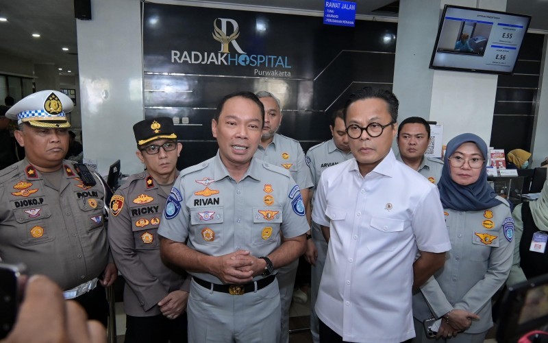 Wamen BUMN Dony Oskaria dan Dirut PT Jasa Raharja (Persero) Rivan A. Purwantono menjenguk korban kecelakaan di Tol Cipularang (Suparjo/MPI)