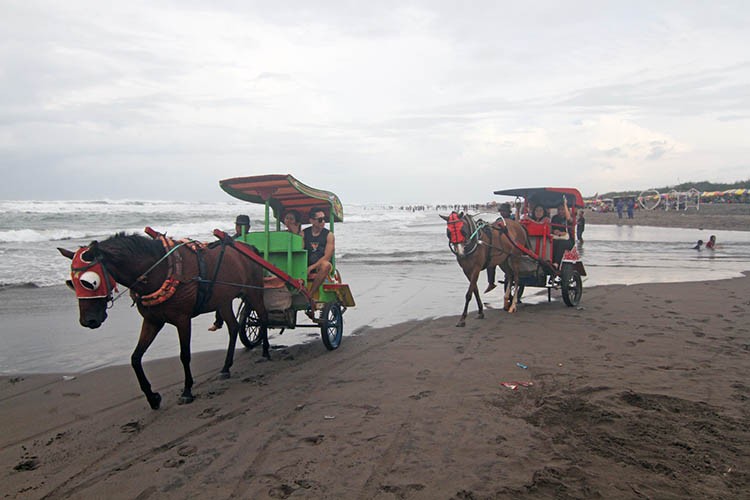 Kunjungan Wisatawan di Pantai Parangtritis Tembus 150 Ribu Orang saat Libur Nataru (FOTO:MNC Media)