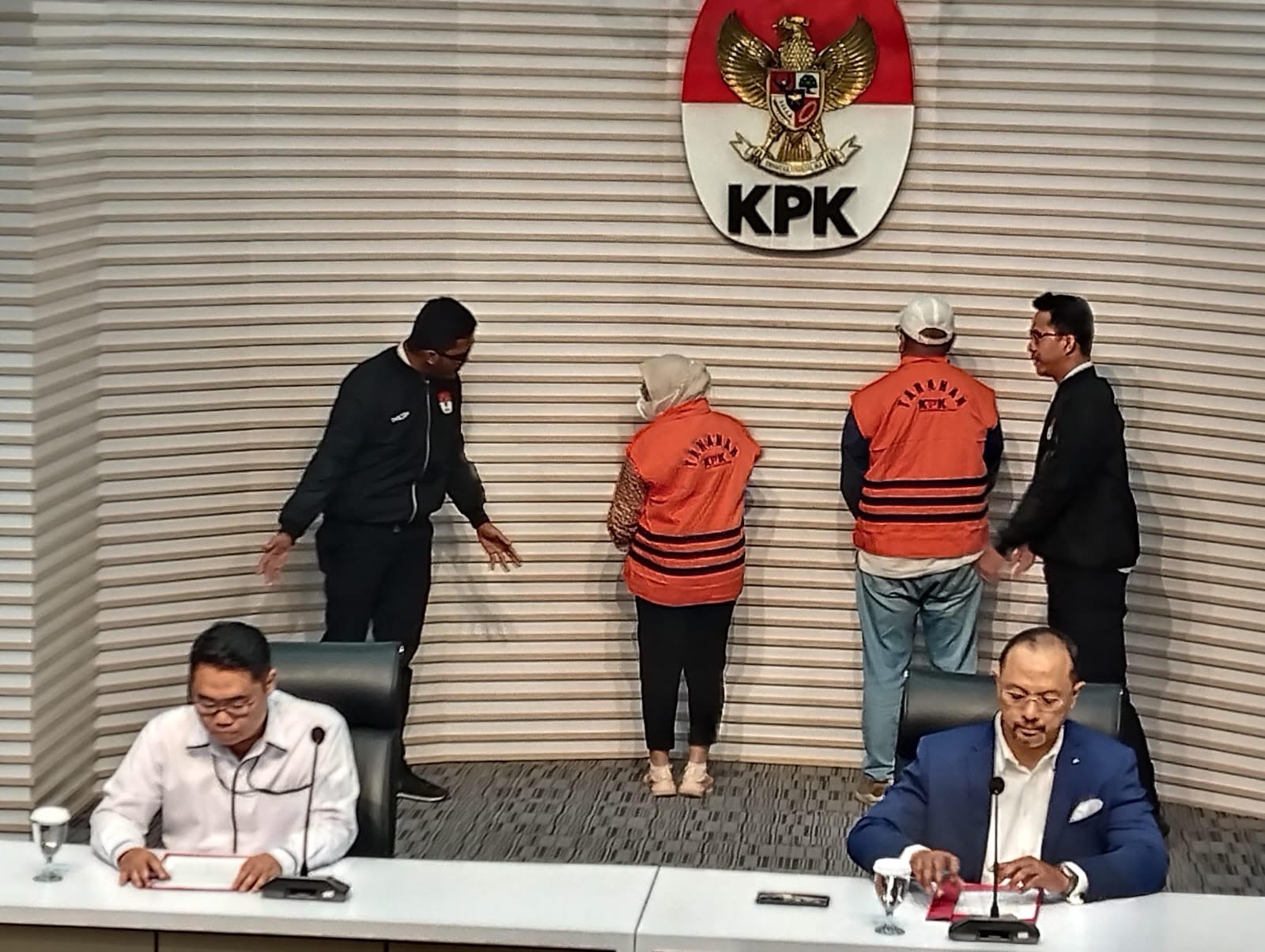 KPK Tahan Dua Tersangka Dugaan Korupsi Shelter Tsunami NTB, Rugikan Negara Rp18,4 Miliar. (Foto: Riyan/MNC Media)