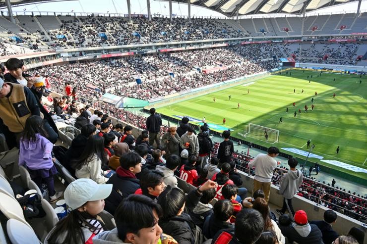 Liga Korea Selatan mencetak rekor penjualan tiket tertinggi di 2024 senilai 42,5 miliar won atau setara Rp465 miliar. (foto: Koreantimes)