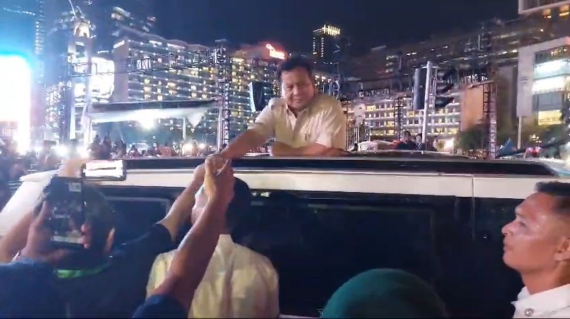 Momen Prabowo Sapa Warga yang Padati Bundaran HI Jakarta Jelang Tahun Baru. (Foto: Riyan/MNC Media)