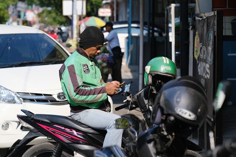 Grab membeberkan alasan tak mau mengubah status mitra pengemudi menjadi karyawan. (iNews Media Group)