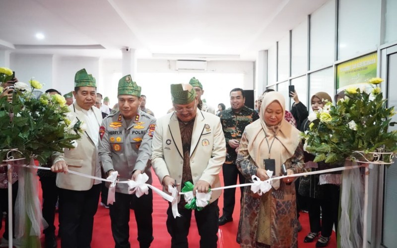Resmikan Pusat Studi Kepolisian & Lingkungan