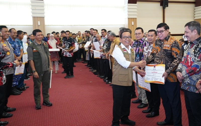 BNPB menggelontorkan bantuan sebesar Rp15 miliar untuk menangani bencana hidrometeorologi basah di Sulawesi Selatan.