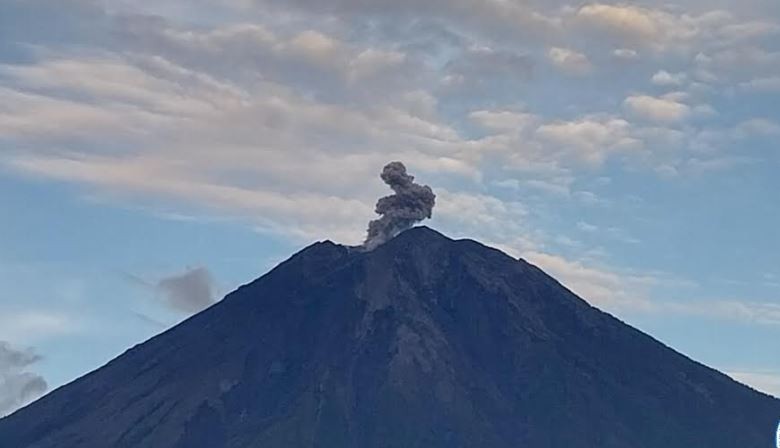 Semeru Erupsi Luncurkan Abu Vulkanik 1.000 Meter Pagi Ini, Status Waspada  (FOTO:iNews Media Group)