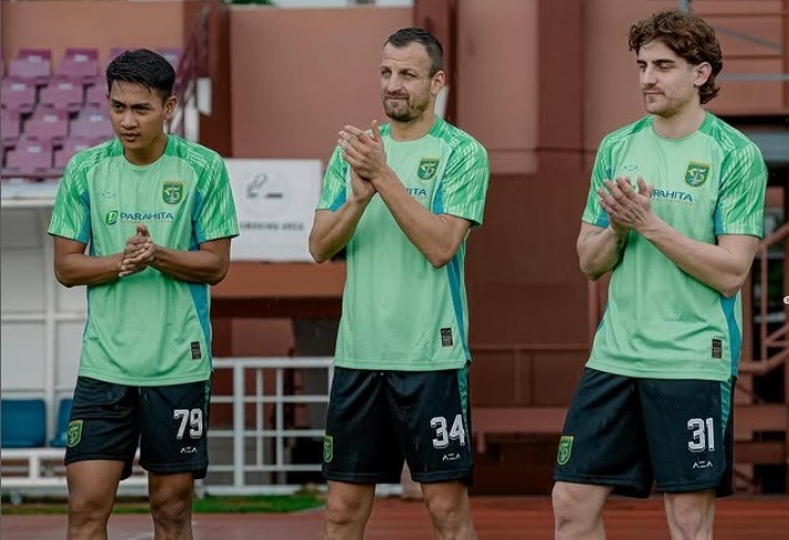 Persebaya Surabaya memperkenalkan dua pemain asing barunya di bursa transfer paruh musim Liga 1 2024/2025. (foto: