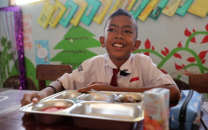 Pelajar SDN 1 Donohudan Boyolali menikmati menu yang terdiri dari nasi, daging, sayur, dan susu di makan bergizi gratis.