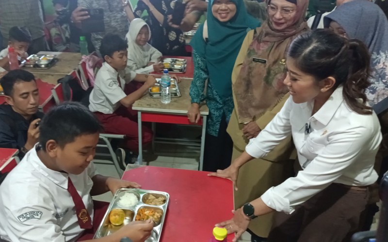 Menkomdigi Meutya Hafid memantau secara langsung pemberian makan gizi gratis kepada siswa SDN 05 Cilangkap, Tapos, Depok.