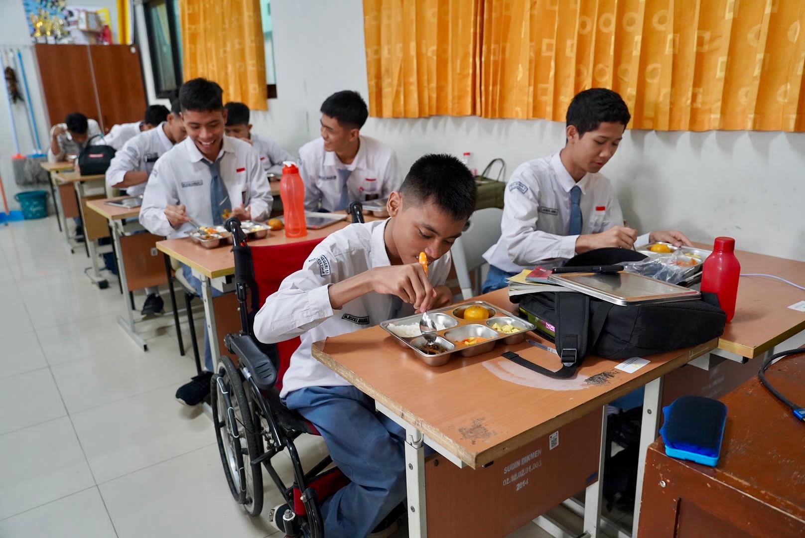 Tinjau Makan Bergizi Gratis, Menkopolkam Harap Kualitas Makanan Terus Ditingkatkan. (Foto: MNC Media)