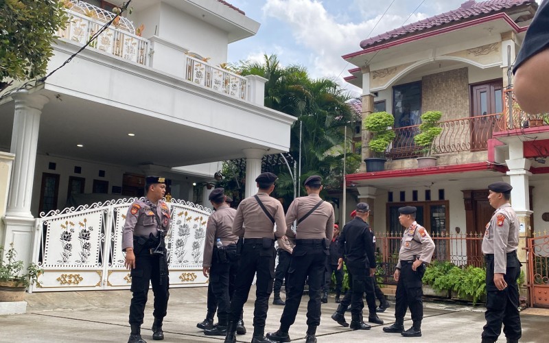 KPK melakukan penggeledahan di rumah Hasto Kristiyanto, di wilayah Bekasi Timur. Saat ini, rumah Hasto dijaga belasan polisi.