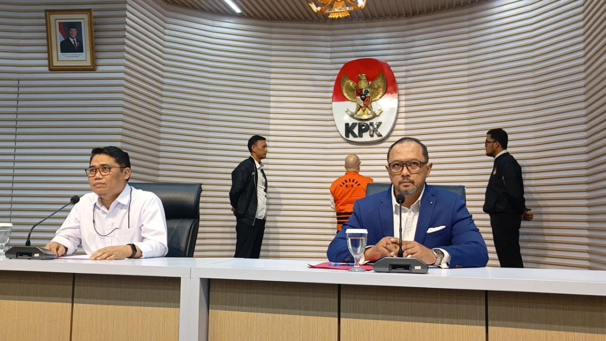 KPK Tahan Eks Dirut Taspen Antonius Kosasih Terkait Investasi Fiktif. (Foto: Nur Khabibi/MNC Media)