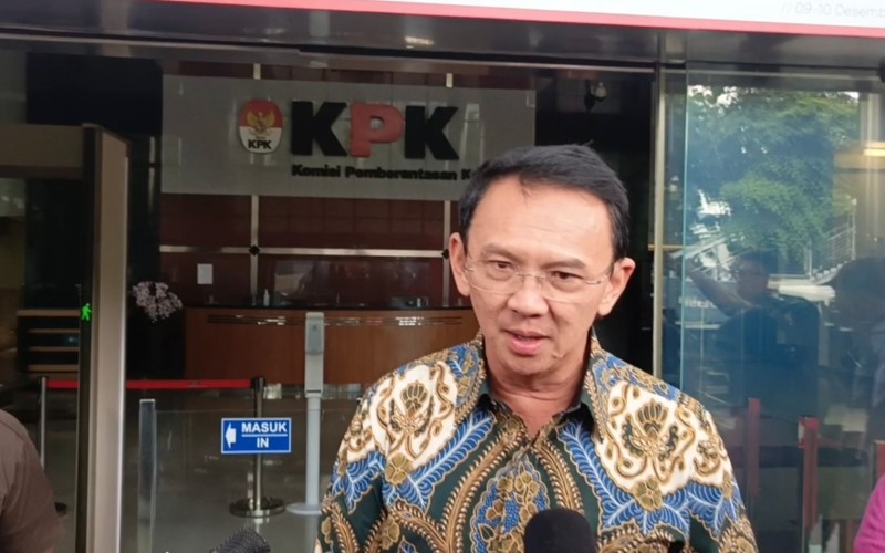 KPK memeriksa Basuki Tjahaja Purnama alias Ahok terkait kasus dugaan korupsi pengadaan Liquefied Natural Gas (LNG) di PT Pertamina.