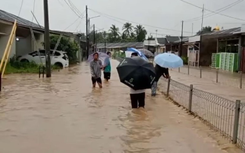 Banjir menerjang empat kecamatan di Kabupaten Serang, Banten. Akibatnya, ribuan rumah warga di wilayah itu terendam air.