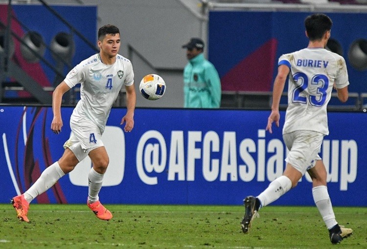 Manchester City segera merekrut pemain muda berbakat Timnas Uzbekistan Abdukodir Khusanov (4) dari klub Liga Prancis RC Lens.  (foto: Instagram/Khusanov)