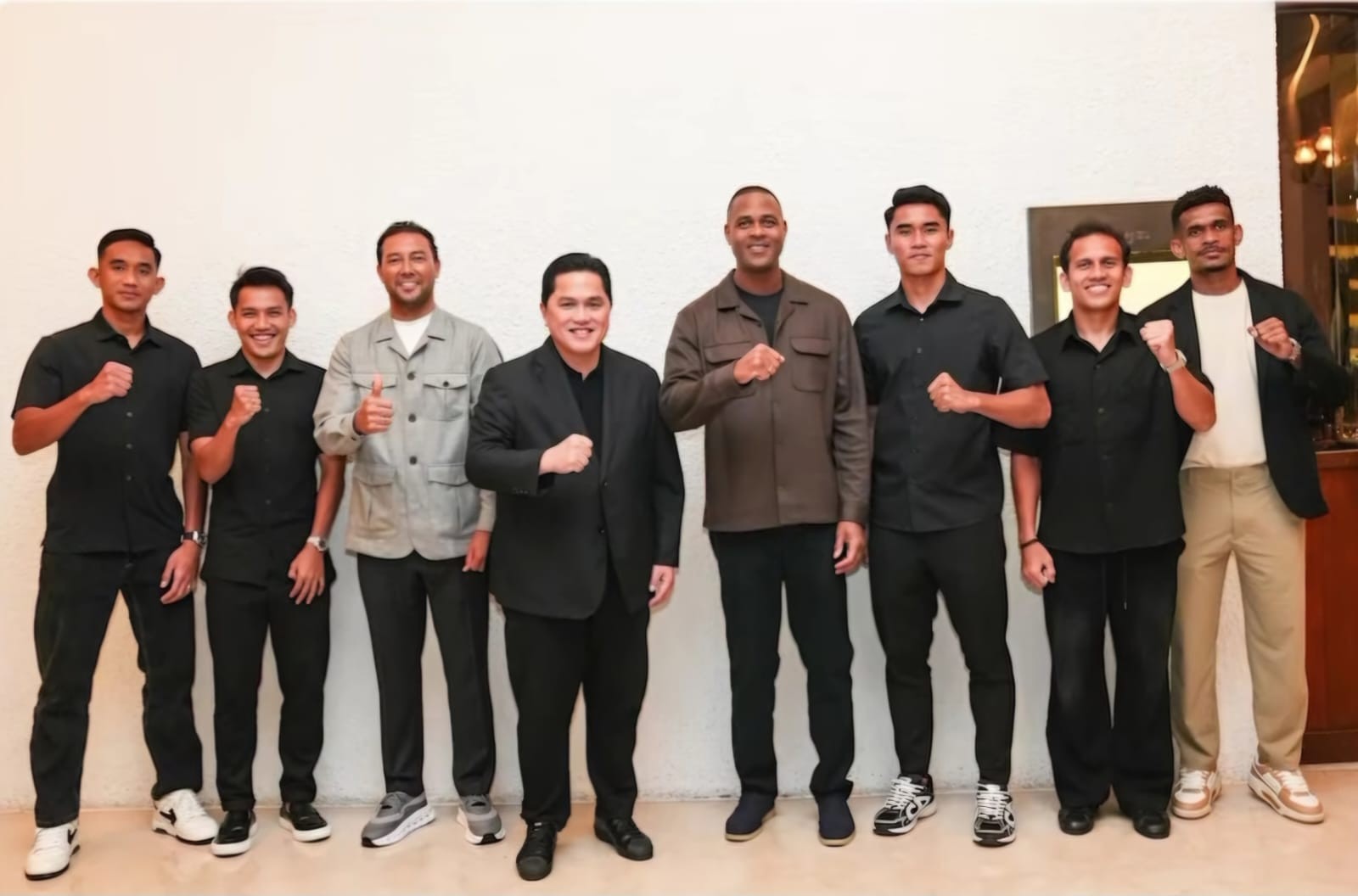 Kluivert Bertemu Lima Pemain Timnas Indonesia, Erick Thohir: Siap Berjuang Bersama. (Foto: Dok. Instagram Erick Thohir)