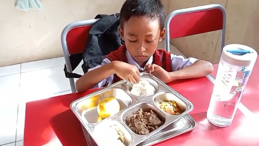 Lupa Bawa Sendok, Gibran Santap Makan Bergizi Gratis Pakai Tangan. (Foto Felldy/MPI)