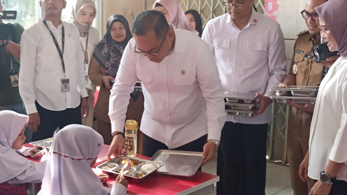 Bagikan Makan Bergizi Gratis, Wamen Investasi Klaim Menunya Penuhi Kecukupan Gizi Siswa. (Foto: Felldy/MNC Media)