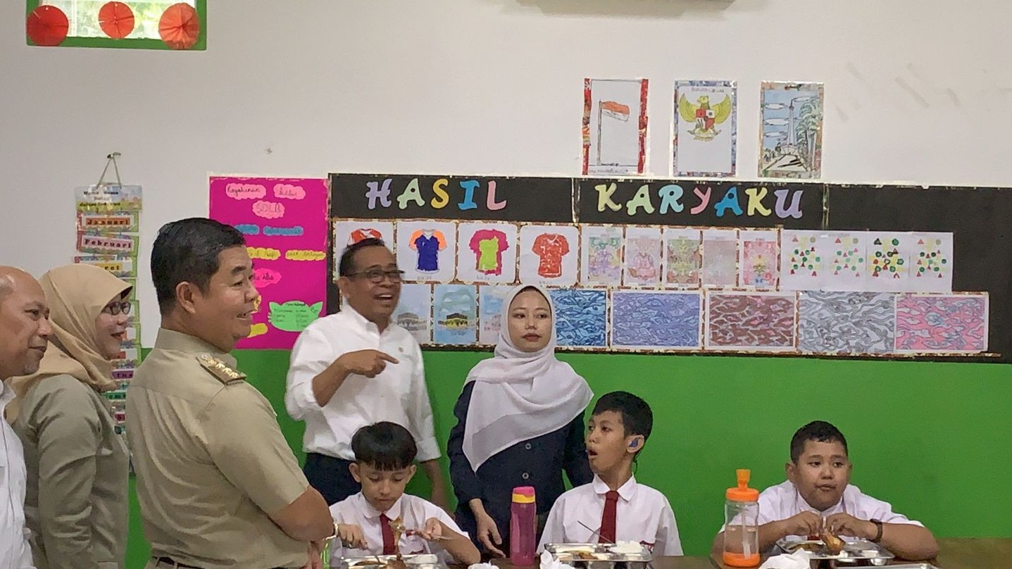 Menko PMK Tinjau Makan Bergizi Gratis di SLB Kelapa Gading, Menunya Tanpa Susu. (Foto Binti M/MPI)
