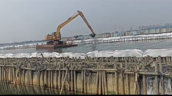 Pagar Laut Ada di Jembatan Cinta Desa Segara Bekasi, Nelayan: Ekosistem Laut Rusak (FOTO:Dok Ist)