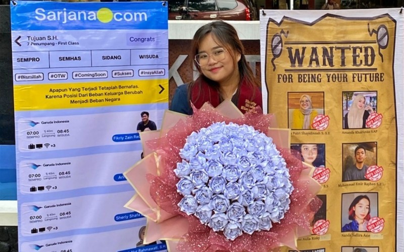 Mahasiswi asal Malang menyulap limbah kertas bekas skripsi menjadi rangkaian bouquet bunga.