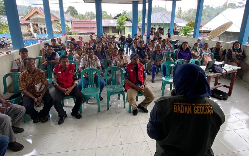 Ratusan warga di Halmahera Barat, Maluku Utara, mengungsi akibat Gunung Ibu mengalami erupsi.