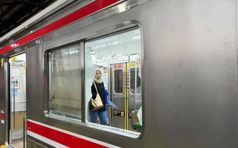 Kaca jendela KRL Bogor No. 1168 relasi Jakarta Kota-Bogor dilempar oleh orang tak dikenal atau OTK. 