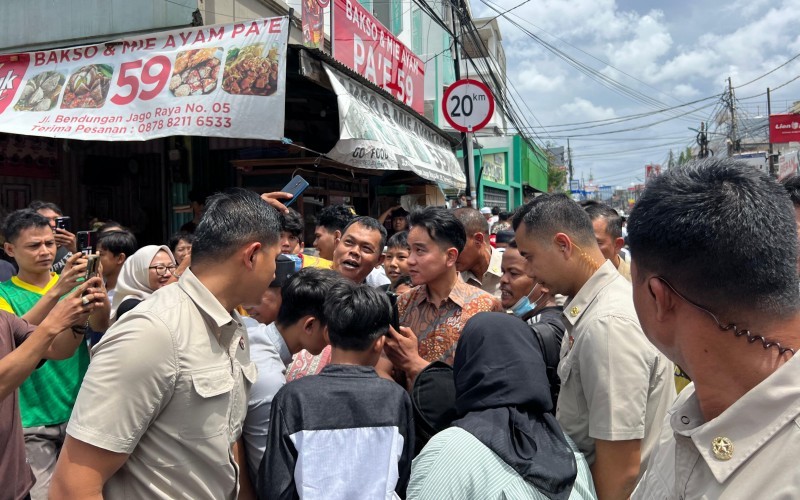 Wapres Gibran Rakabuming mengunjungi warga terdampak kebakaran di Jalan Kemayoran.