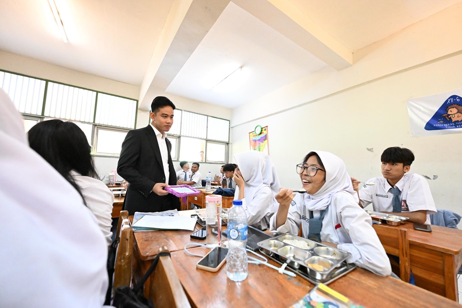 Gibran Tinjau Makan Bergizi Gratis di SMA Negeri 60 Jaksel, Menunya Ikan Tanpa Susu. (Foto Setpres)