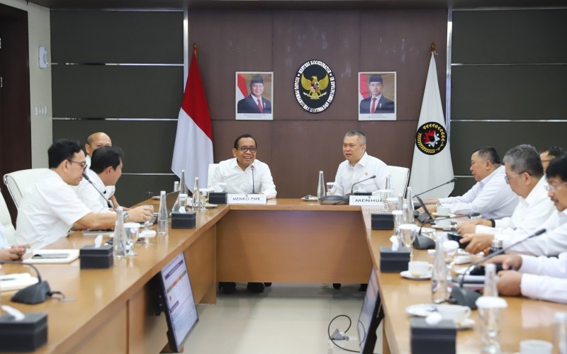 Menteri Koordinator Bidang Pembangunan Manusia dan Kebudayaan (Menko PMK) Pratikno; Menteri Perhubungan (Menhub) Dudy Purwagandhi (MNC Media)