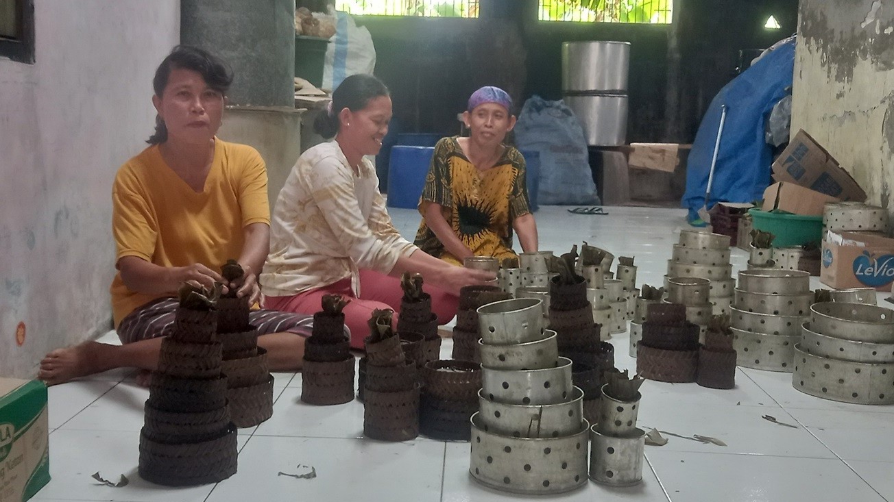 Bahan Baku Naik, Produsen Kue Keranjang Ini Terpaksa Naikkan Harga tapi Kualitas Tetap Sama. (Foto Ade Suhardi/MPI)