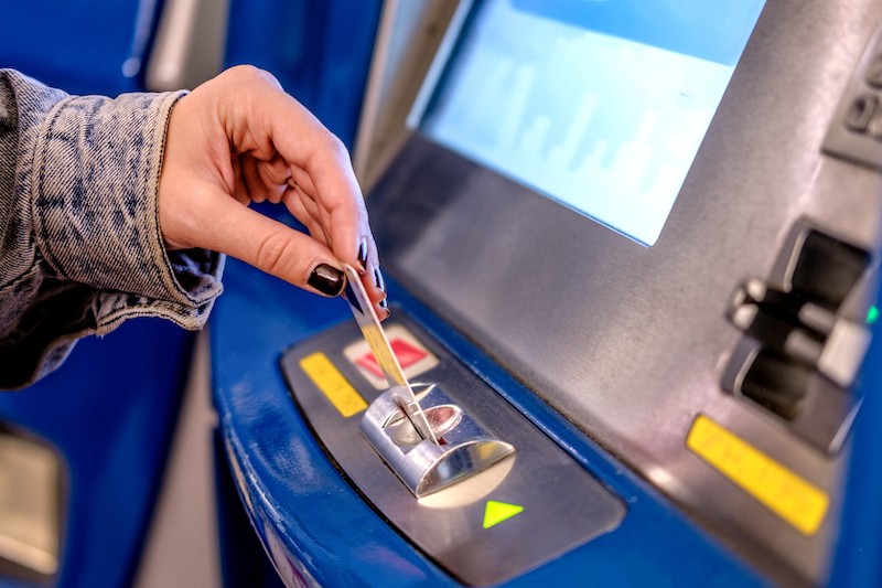 Apakah Uang Salah Transfer Bisa Kembali? Segera Hubungi CS Bank Terkait. (Foto: Apakah Uang Salah Transfer Bisa Kembali)