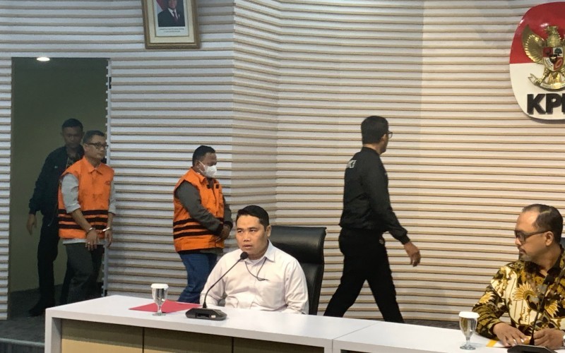 KPK resmi menahan Bupati Situbundo, Karna Suswandi alias KS terkait korupsi pengelolaan dana Pemulihan Ekonomi Nasional (PEN) dan pengadaan barang dan jasa.