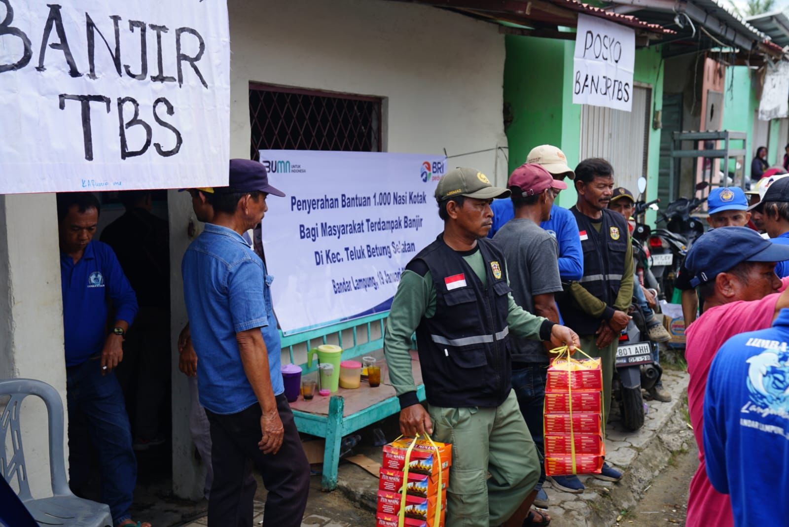 Hadir untuk Masyarakat, BRI Salurkan Bantuan Bagi Warga Terdampak Banjir di Bandar Lampung (foto: MNC media)