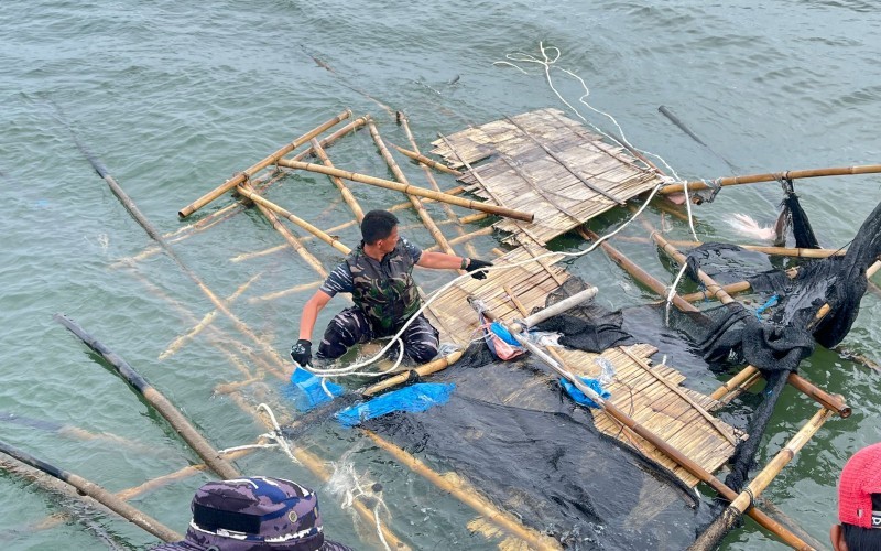 Pagar laut sepanjang 3,3 km yang berada di Desa Segarajaya, Tarumajaya, Kabupaten Bekasi, dibongkar. (Ilustrasi/KKP)