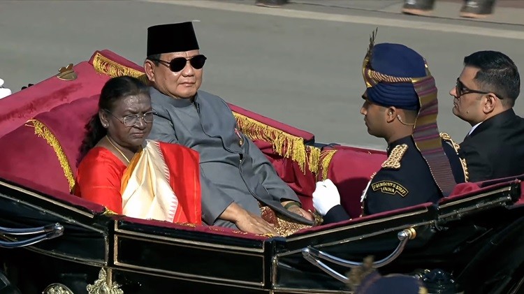 Prabowo Subianto menjadi tamu utama dalam acara parade perayaan Hari Republik India ke-76 di Kartavya Path, New Delhi, pada Minggu (26/1/2025). (Foto: Setpres)