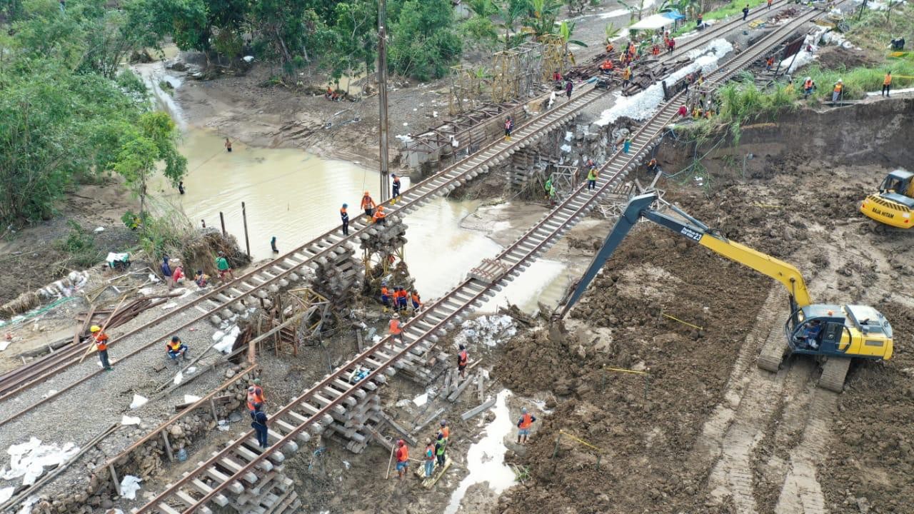 Kementerian PU Lakukan Penutupan Darurat Tanggul Jebol Sungai Tuntang di Tiga Lokasi. (Foto Kementerian PU)