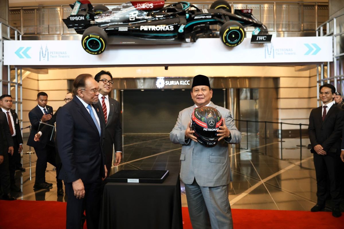 Momen Keakraban Prabowo dan Anwar Ibrahim, Tertawa Karena Replika Mobil F1. (Foto: MNC Media)