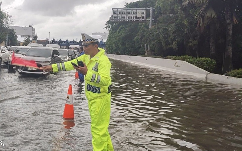 Banjir Rendam Tol Sedyatmo Arah Bandara Soekarno-Hatta (foto instagram @TMCPoldaMetro)