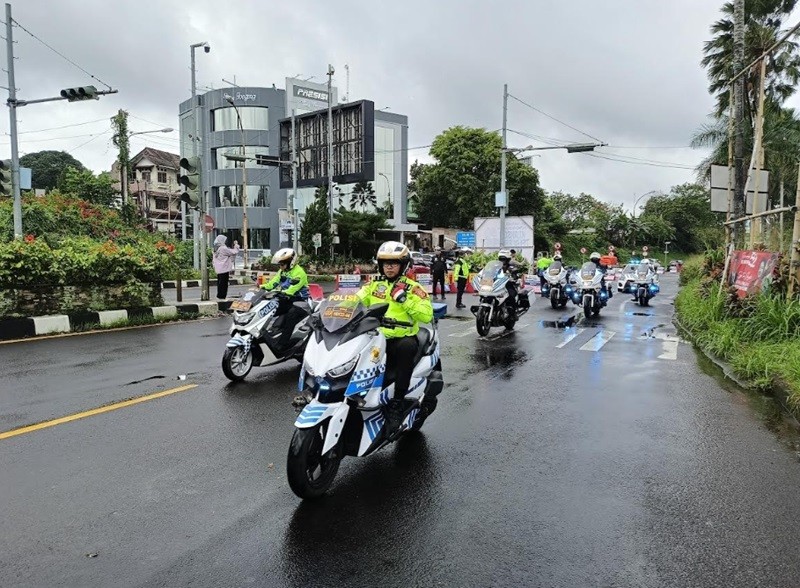 Polisi Terapkan One Way Jalur Puncak Arah Jakarta Siang Ini (foto putra ramadhani)