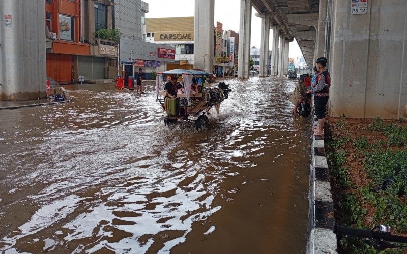 Banjir menerjang di wilayah Jakarta Barat dan Jakarta Utara dengan ketinggian air bervariasi.