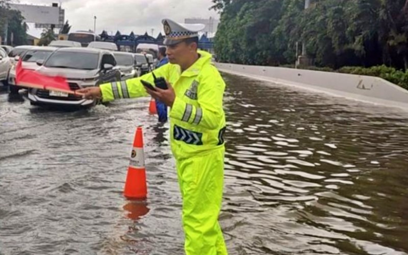 Jalan Tol Sedyatmo arah Bandara Soekarno Hatta masih tergenang air. (Istimewa)