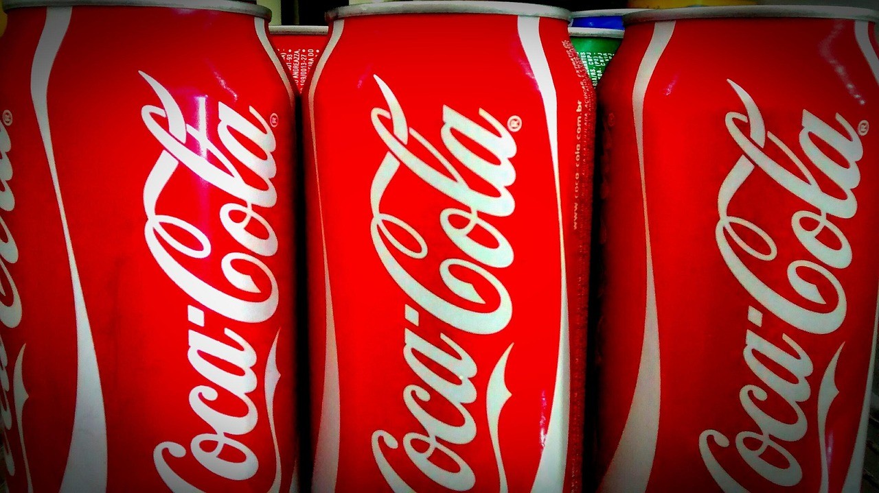 Penampakan minuman kaleng berkarbonasi Coca-Cola di rak toko (ilustrasi). (Foto: Pixabay)