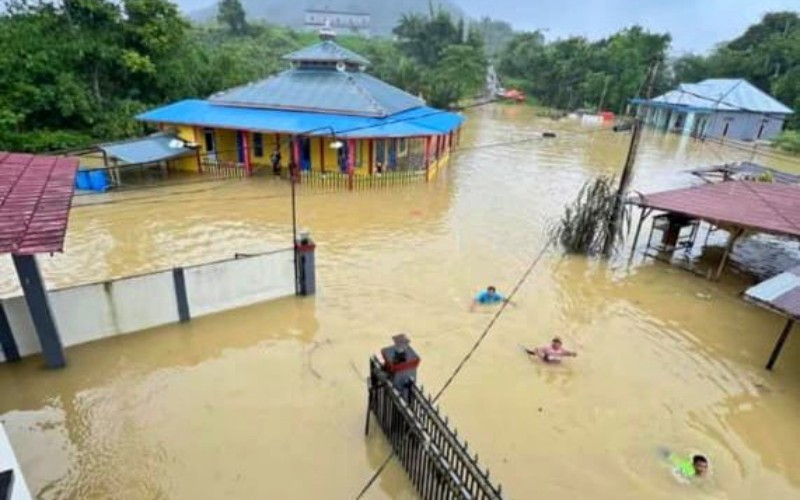 Banjir menerjang sejumlah wilayah di Kalbar, salah satunya di Kabupaten Sambas.