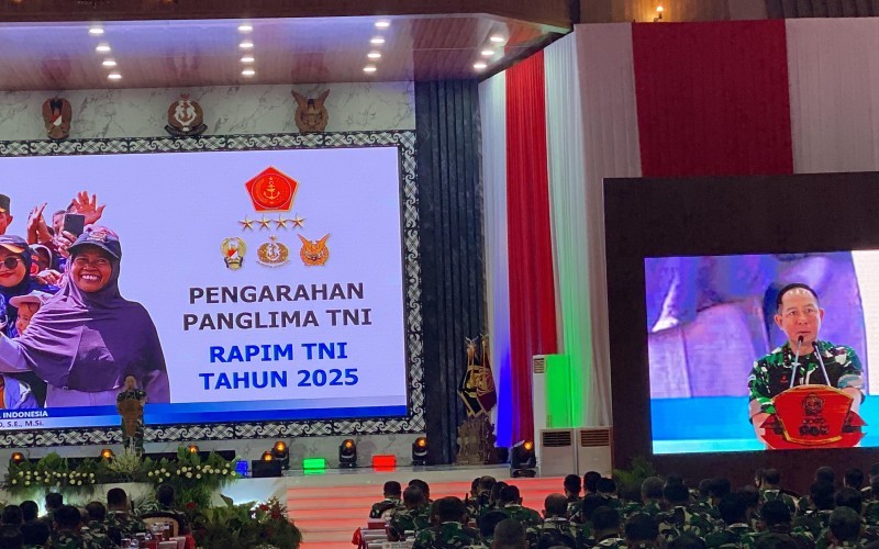 Panglima TNI Jenderal TNI Agus Subiyanto ketika memberikan arahan dalam kegiatan Rapat Pimpinan (Rapim) TNI 2025, di Gor Ahmad Yani, Mabes TNI, Cilangkap, Jakar