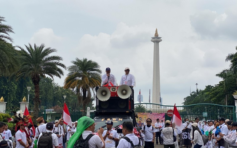 Ratusan dosen melakukan demonstrasi di depan Monas dekat Patung Kuda, Jakarta Pusat, Senin (3/2/2025).