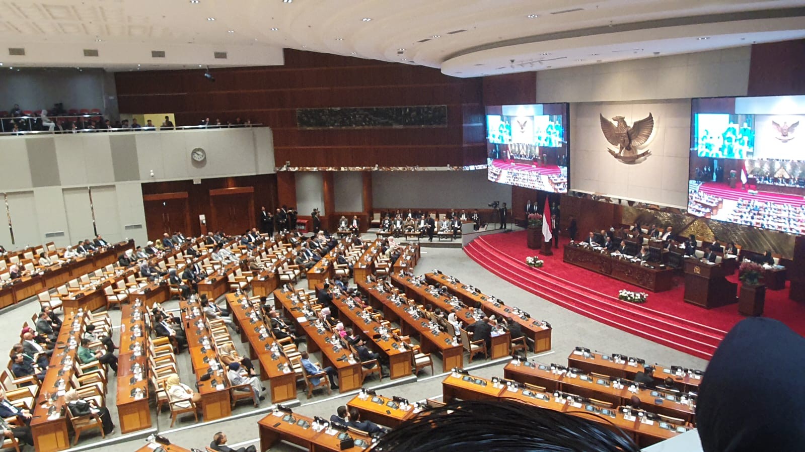 DPR RI menyetujui permohonan pemberian kewarganegaraan Indonesia kepada tiga pemain keturunan asal Belanda, Tim Geypens, Dion Markx dan Ole Romeny.
