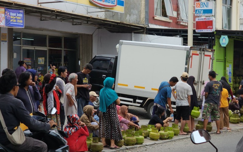 Menteri ESDM Bahlil Lahadalia memastikan anteran pembelian gas LPG 3 kg di pangkalan resmi Pertamina tidak terjadi lagi.