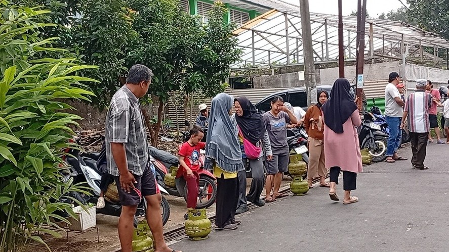 Warga Depok Rela Antre Berjam-jam untuk Beli LPG 3 Kg di Pangkalan Pagi Ini. (Foto Refi Sandi/MPI)