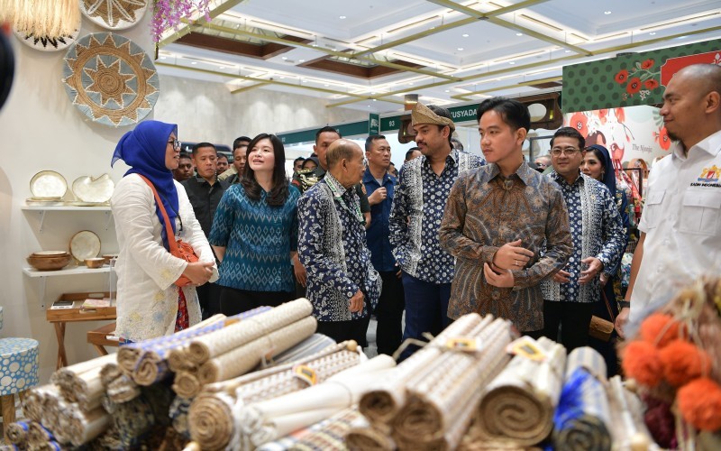 Wapres Gibran Rakabuming mengunjungi pameran kerajinan tangan terbesar dan terlengkap se-Asia Tenggara, The Jakarta International Handicraft Trade Fair 2025.